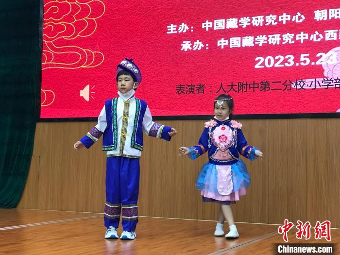 圖為中國(guó)人民大學(xué)附屬中學(xué)第二分校的小朋友們展示民族服飾。　陳建新 攝