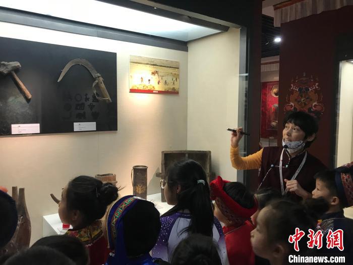 圖為中國(guó)人民大學(xué)附屬中學(xué)第二分校的小朋友們參觀“雪域星光——西藏傳統(tǒng)文化藝術(shù)展”?！￡惤ㄐ?攝