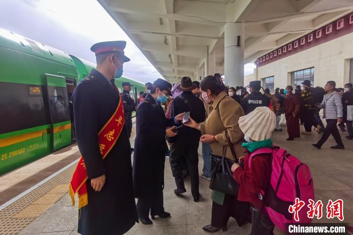 日喀則火車站工作人員引導(dǎo)乘客乘坐高原復(fù)興號?！《飞降?攝