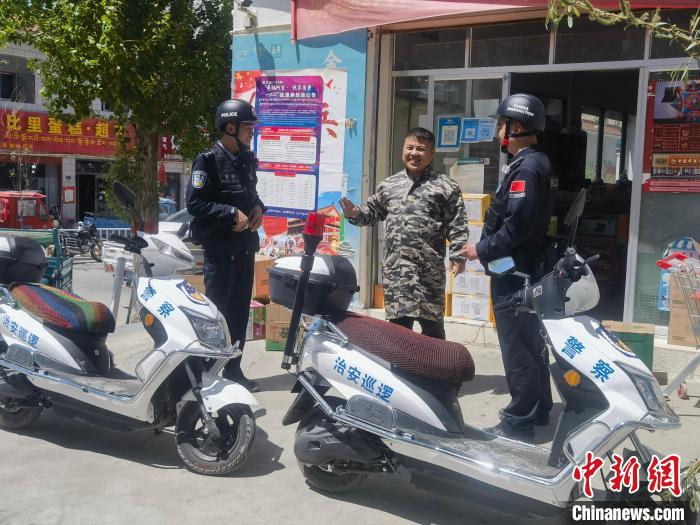 民警對轄區(qū)商鋪進(jìn)行走訪排查?！↑S創(chuàng)偉 攝