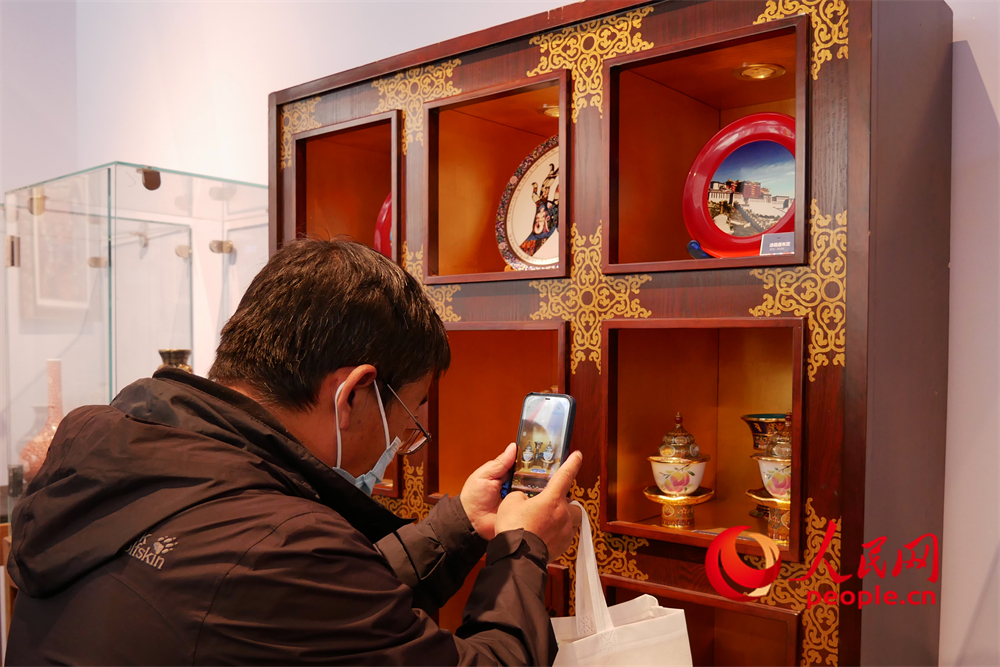 觀眾正在用手機(jī)拍攝展品。人民網(wǎng) 韋衍行攝
