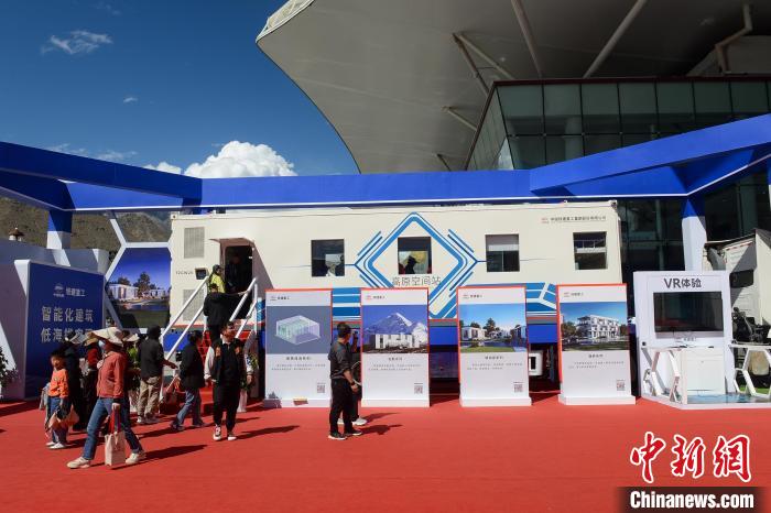 展覽現(xiàn)場(chǎng)，觀眾體驗(yàn)裝配式增壓增氧建筑?！~ 攝