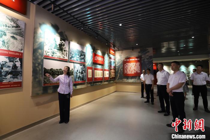 圖為西藏航空一行在臨沂市孟良崮戰(zhàn)役紀(jì)念館開展主題教育活動(dòng)?！〗?攝