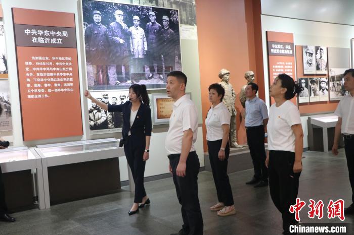 圖為西藏航空一行在臨沂市沂蒙革命紀(jì)念館開展主題教育活動(dòng)?！〗?攝