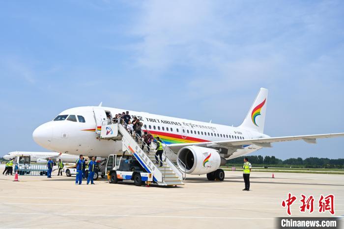 圖為旅客抵達(dá)機(jī)場?！≮w朗 攝