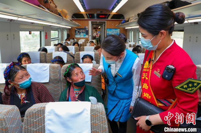 農(nóng)牧民乘坐高原復(fù)興號動車組出行?！≈軔傁?攝
