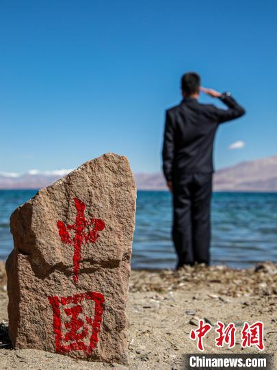 班公湖畔的“中國”標記?！↓埿▲P 攝