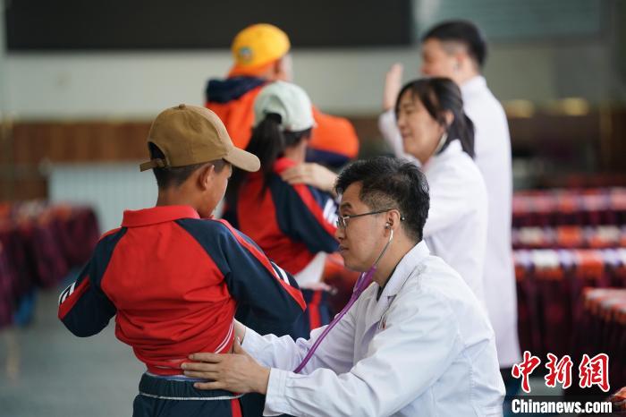 6月26日，西藏日喀則特校的孩子參加先心病篩查?！√K丹 攝
