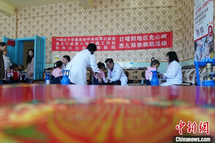 6月27日，西藏康馬縣雙語幼兒園的孩子參加先心病篩查。　蘇丹 攝