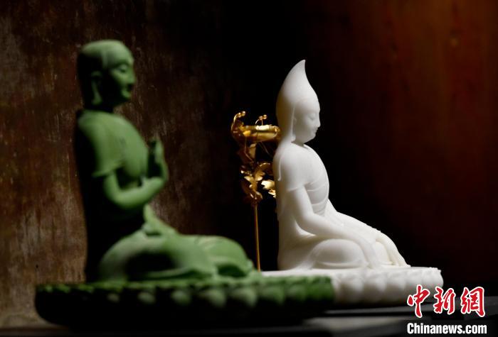 圖為展覽中圍繞西藏歷史與傳統(tǒng)創(chuàng)作的雕塑作品?！±盍?攝