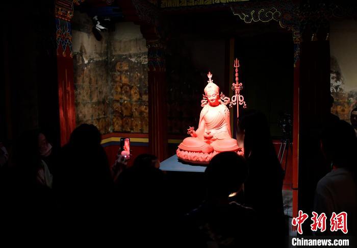 圖為觀眾正在欣賞展覽中的雕塑作品?！±盍?攝