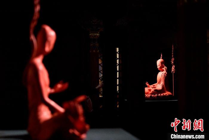 圖為展覽中圍繞西藏歷史與傳統(tǒng)創(chuàng)作的雕塑作品?！±盍?攝