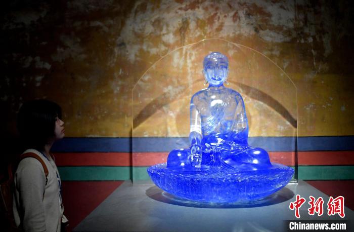 圖為觀眾正在欣賞展覽中的雕塑作品?！±盍?攝