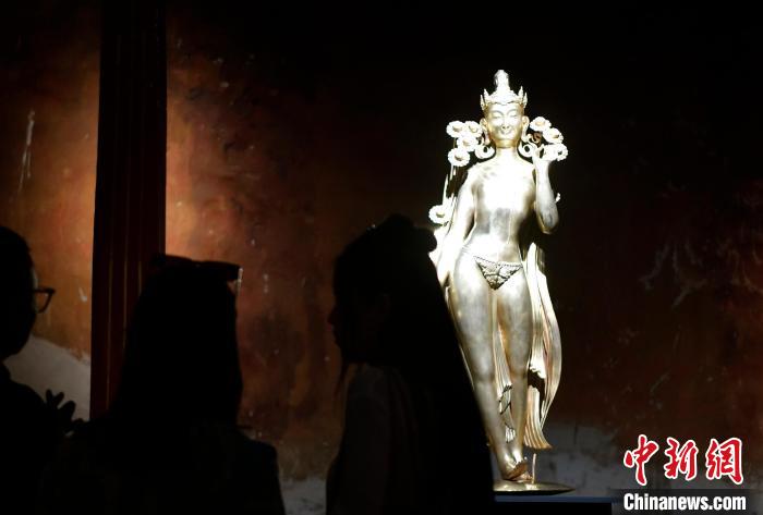 圖為觀眾正在欣賞展覽中的雕塑作品《八萬四千年》?！±盍?攝