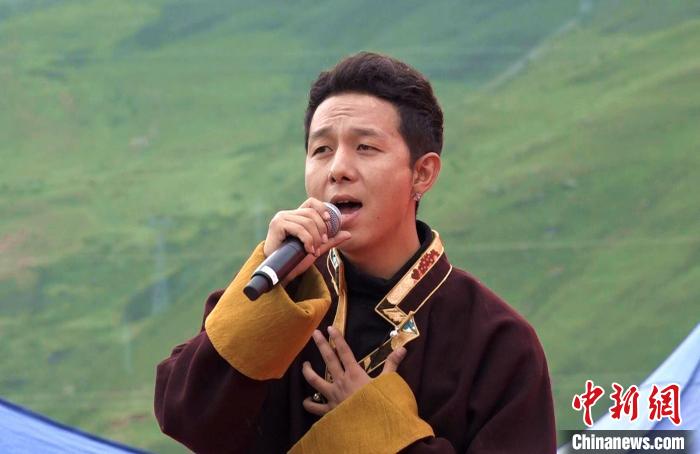 圖為藝人為開(kāi)幕式獻(xiàn)唱。　貢桑拉姆 攝