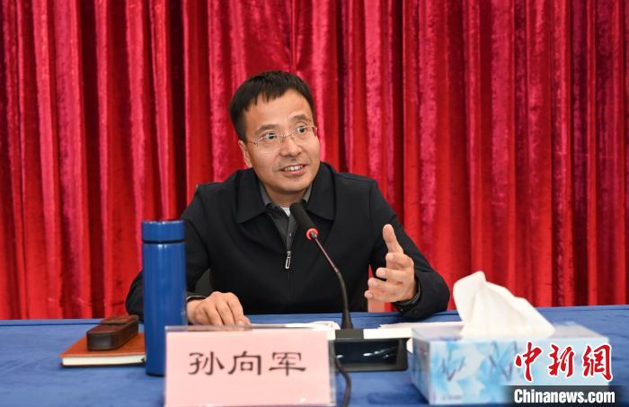 圖為西藏自治區(qū)黨委宣傳部副部長(zhǎng)、自治區(qū)社科院黨組書記孫向軍主持活動(dòng)?！≮w朗 攝