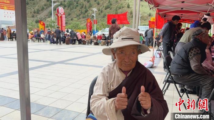 西藏自治區(qū)昌都市左貢縣田妥鎮(zhèn)義診點，藏族奶奶對義診志愿者表示肯定?！〔苄穹?攝