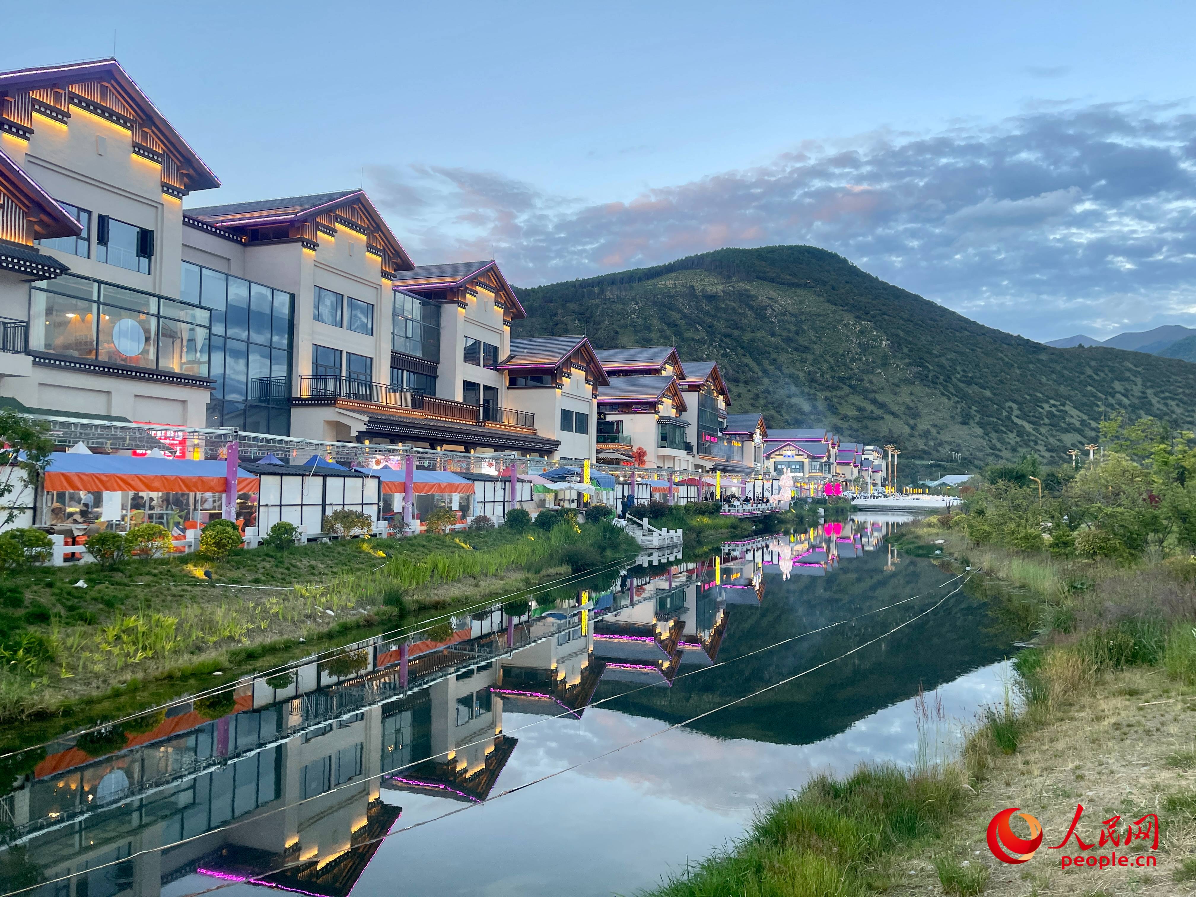 工布公園的一角，風(fēng)景秀麗。人民網(wǎng) 周靜圓攝