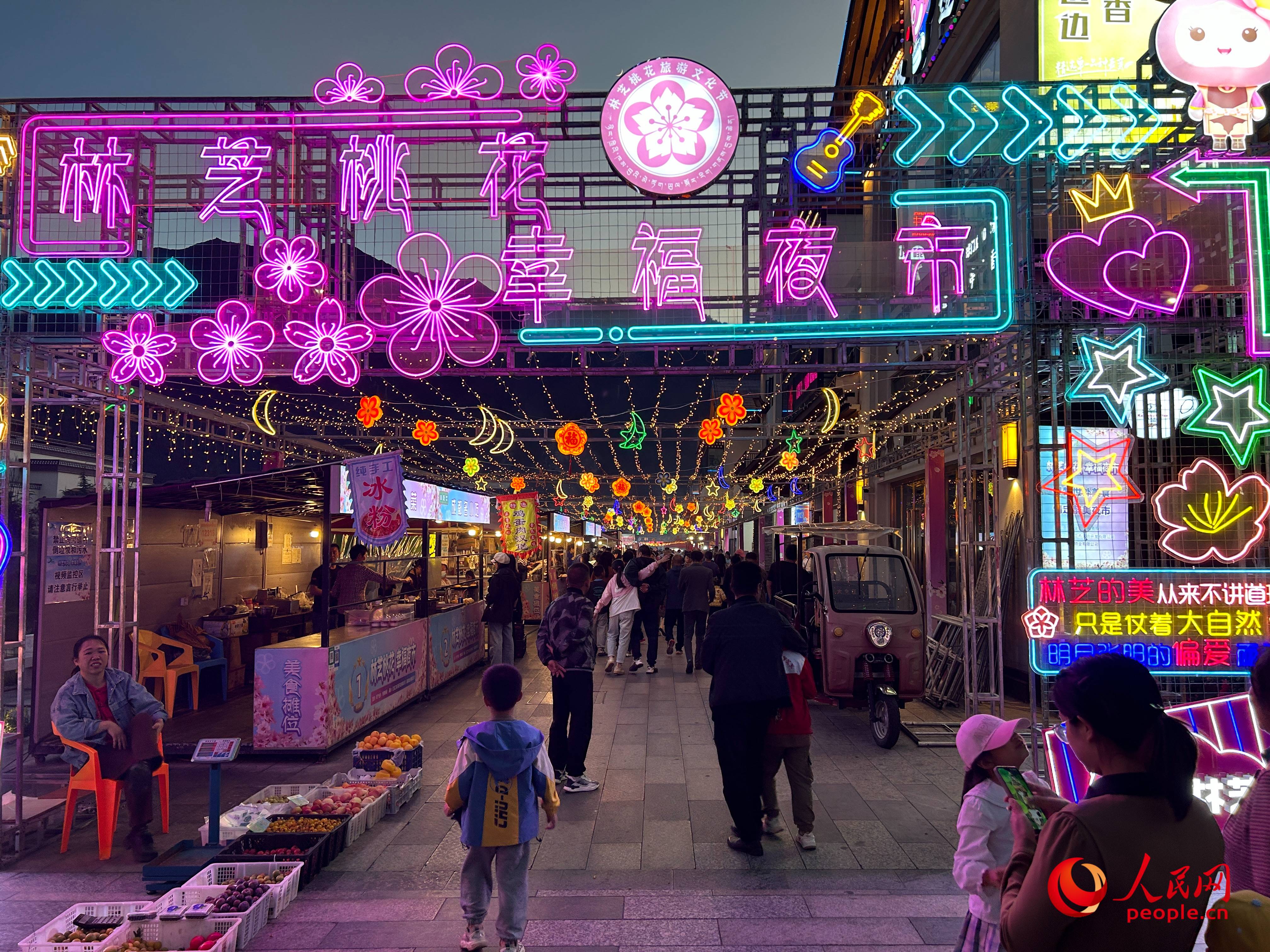 工布公園里的夜市，人來(lái)人往。人民網(wǎng) 周靜圓攝