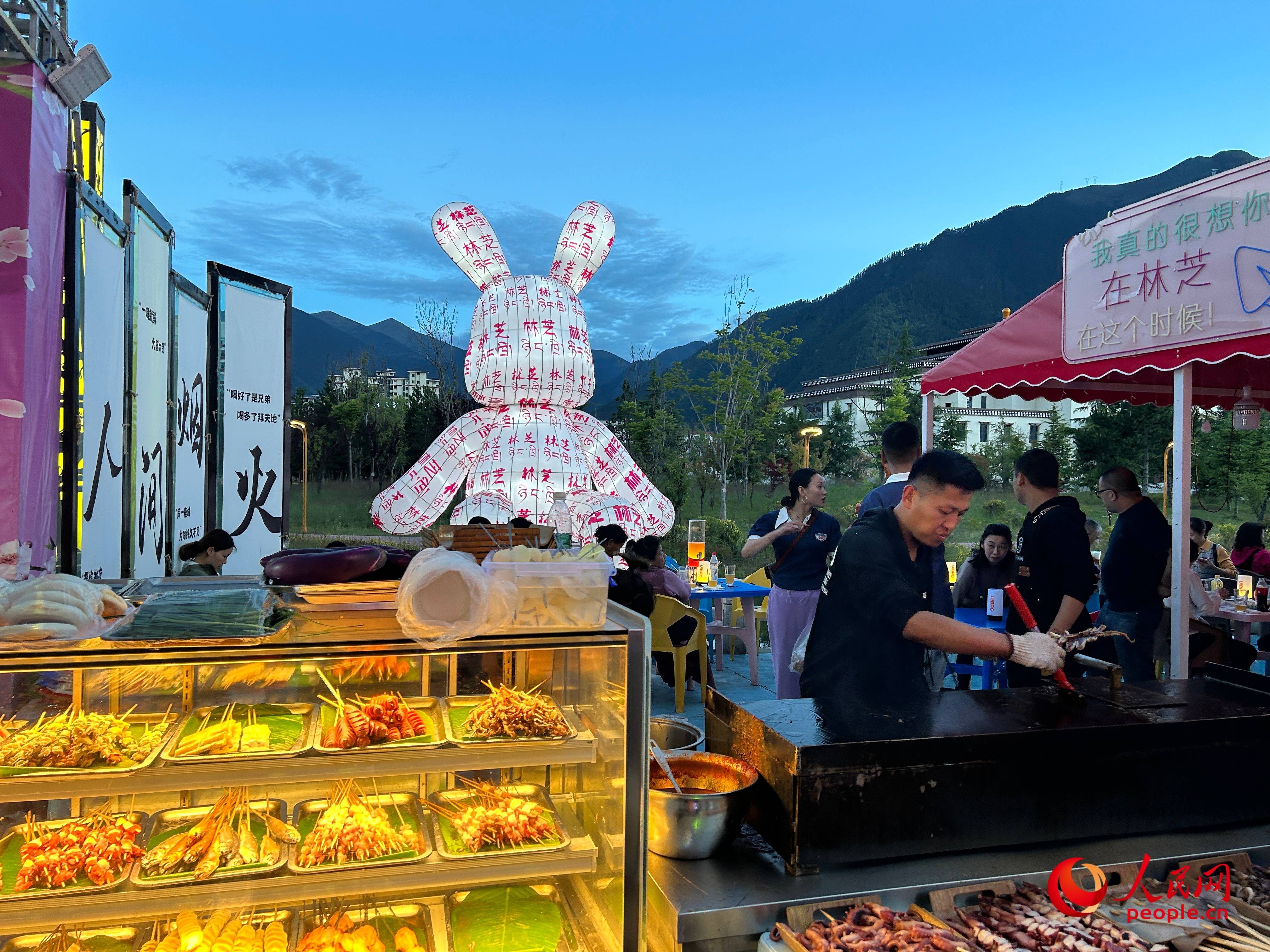 工布公園里的夜市，滿滿“煙火氣”。人民網(wǎng) 周靜圓攝