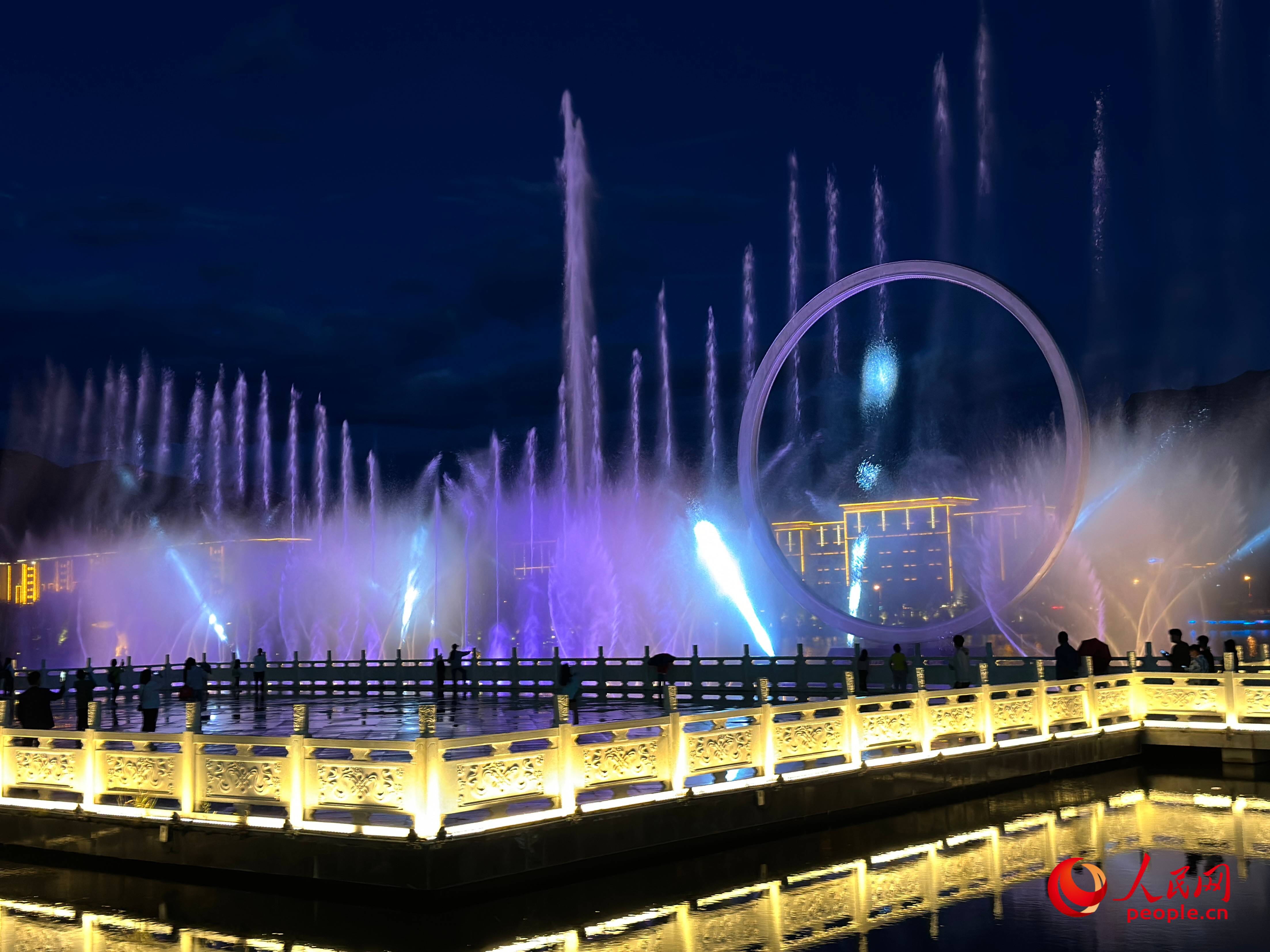 工布公園的音樂(lè)水秀噴泉，吸引市民和游客前來(lái)拍照打卡。人民網(wǎng) 周靜圓攝