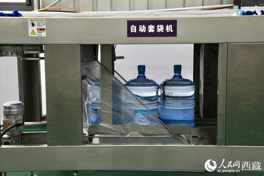 “色達(dá)牙泉”礦泉水（桶裝水）生產(chǎn)加工基地。人民網(wǎng)記者 次仁羅布攝