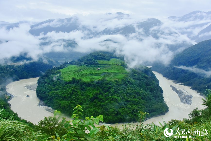 云海里的果果塘大拐彎。人民網(wǎng) 李海霞攝