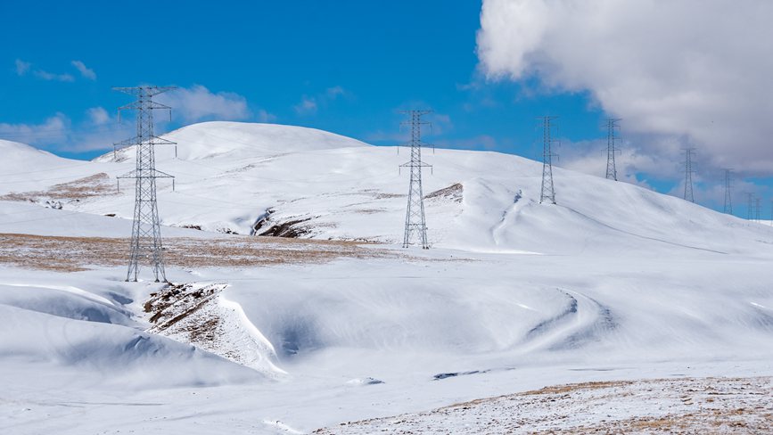 西藏自治區(qū)那曲市冰天雪地里的電網(wǎng)。趙清鵬攝