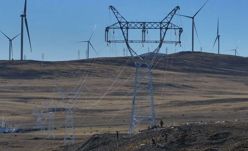 那曲市色尼區(qū)國能100兆瓦風(fēng)電11千伏送電工程現(xiàn)場。拉巴平措攝