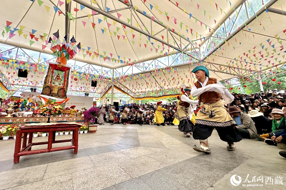拉薩市宗角祿康公園舉行傳統(tǒng)藏戲劇目展演。