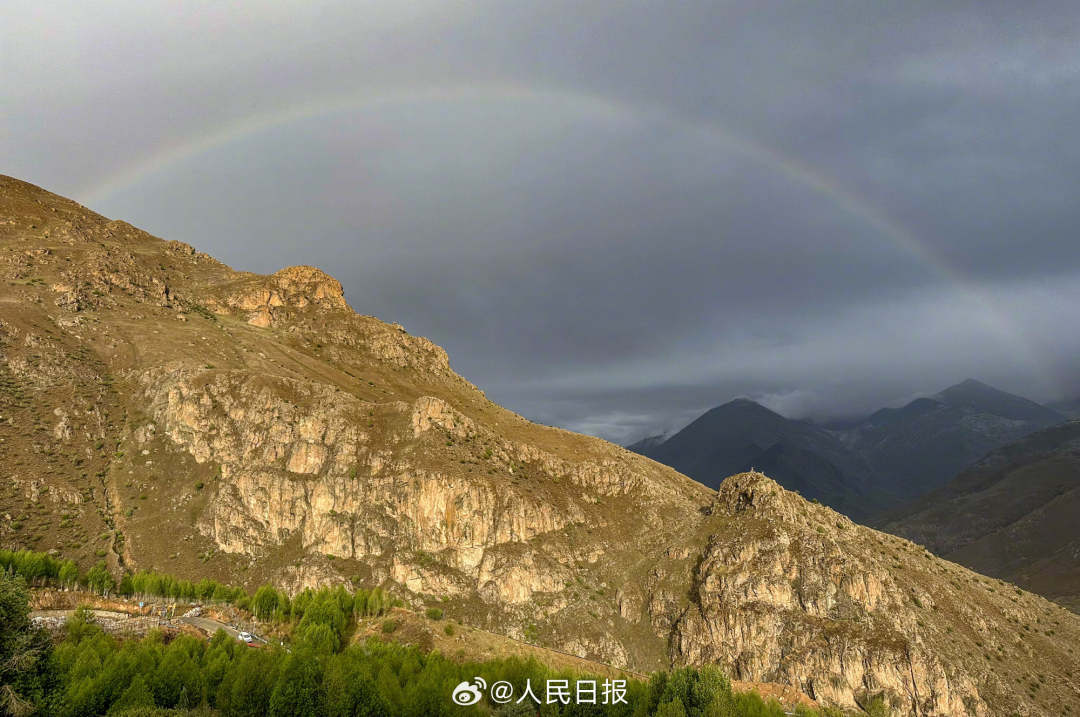 接好運(yùn)！青藏高原現(xiàn)巨大彩虹橋