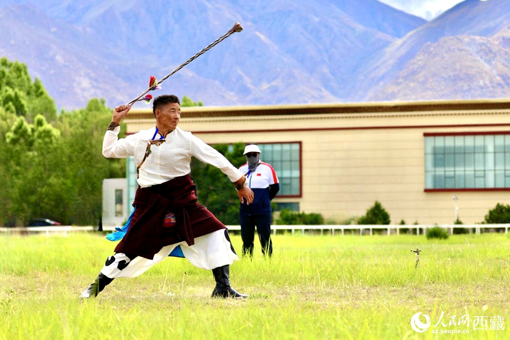 參賽選手在拉薩首屆農(nóng)牧民運(yùn)動(dòng)會(huì)上進(jìn)行“古朵”比賽（“古朵”指的是用牦牛毛或者山羊毛編織成的拋石繩，可以將石頭投擲到較遠(yuǎn)的地方，是牧民們用來(lái)放牧的工具）。