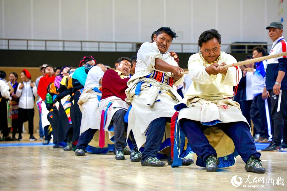 身著民族服裝的農(nóng)牧民選手在拔河比賽現(xiàn)場(chǎng)。