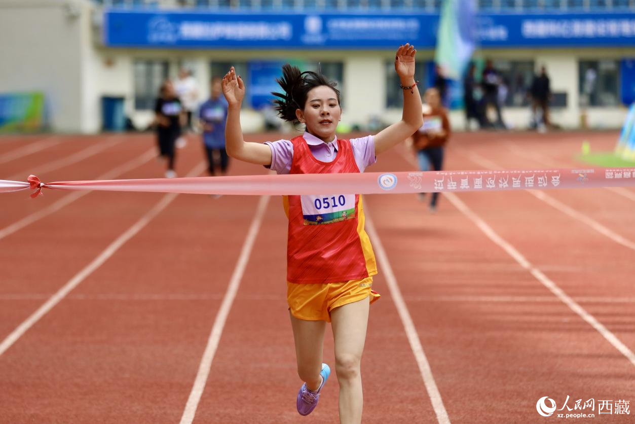 女子400米競(jìng)速賽實(shí)況。