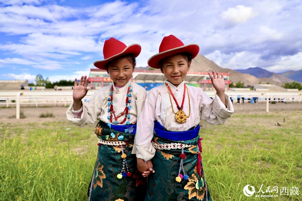 比賽現(xiàn)場(chǎng)外身著民族服飾的藏族小女孩兒。