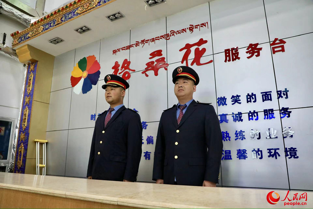 那曲火車站格?；ǚ?wù)臺(tái)。人民網(wǎng)記者 次仁羅布攝