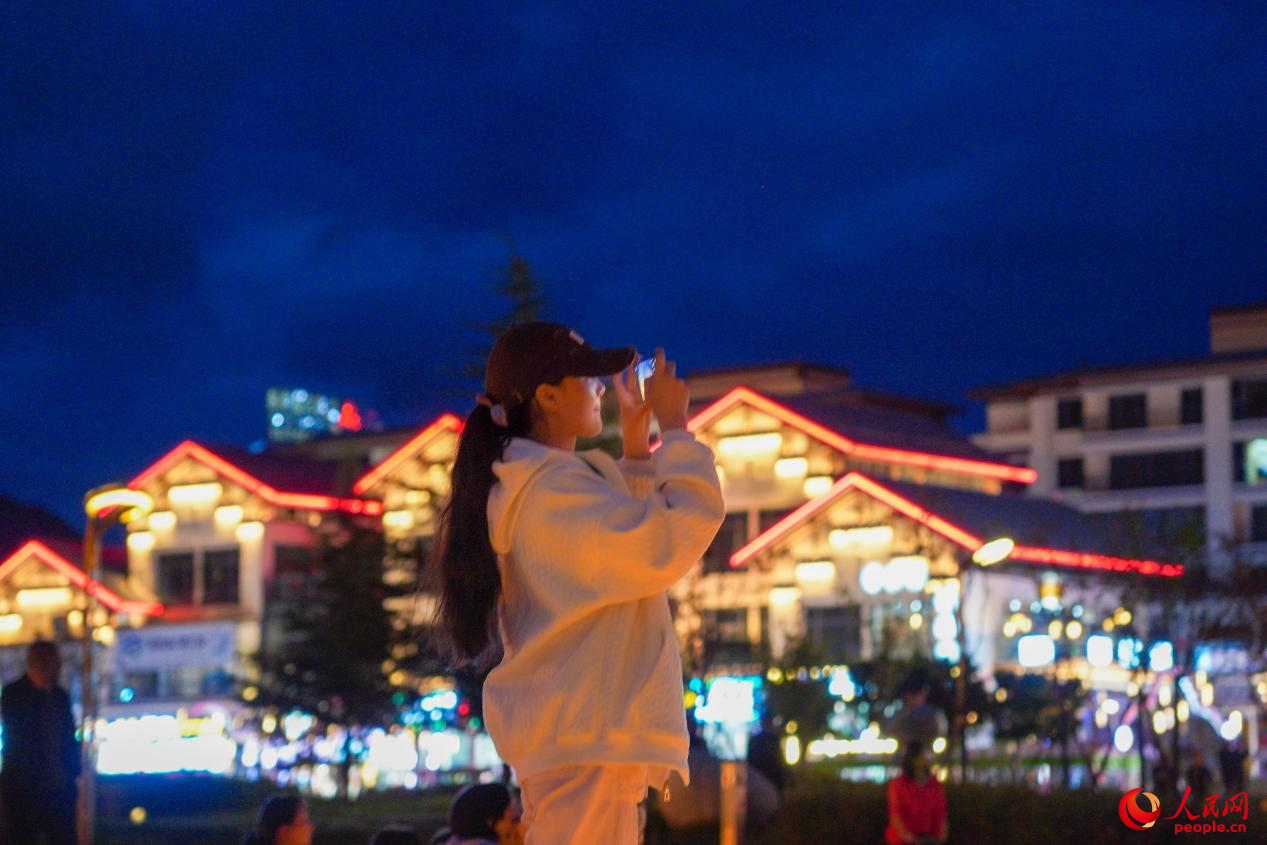 居民在西藏林芝市民族團(tuán)結(jié)廣場(chǎng)上拍照。人民網(wǎng)記者 趙晨攝