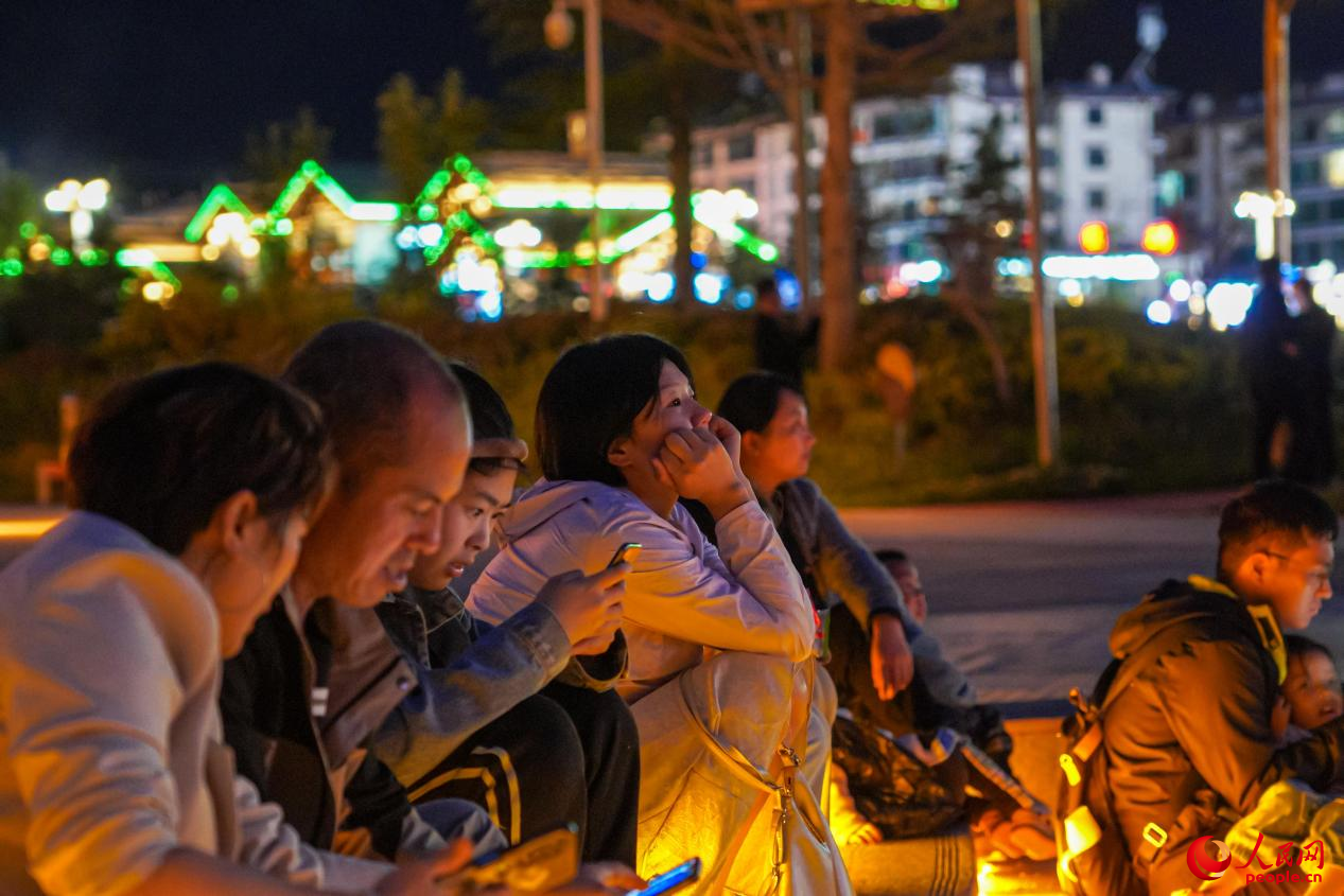市民坐在西藏林芝市民族團(tuán)結(jié)廣場(chǎng)臺(tái)階上欣賞音樂(lè)噴泉。人民網(wǎng)記者 趙晨攝
