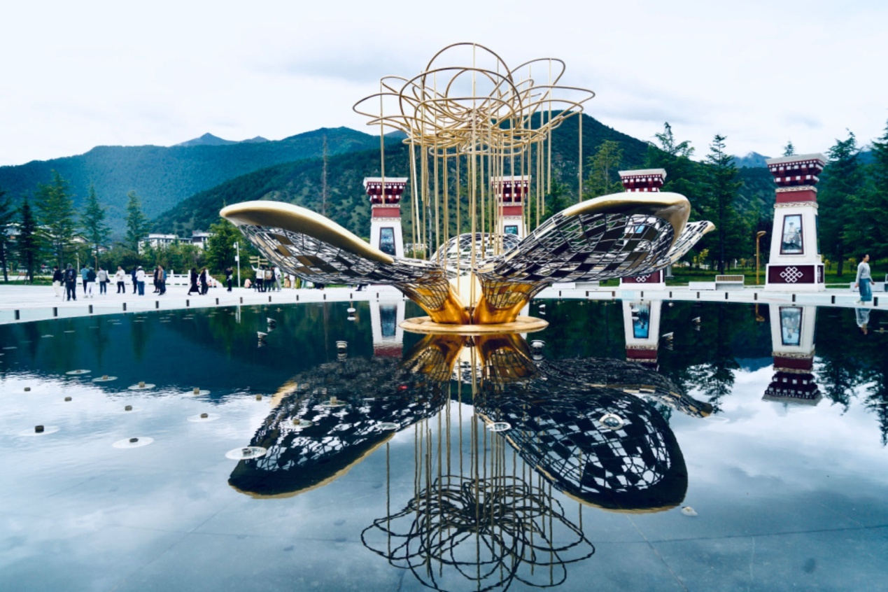 工布公園里的桃花主題雕塑——萬樹桃花。人民網(wǎng)記者 益西康珠攝
