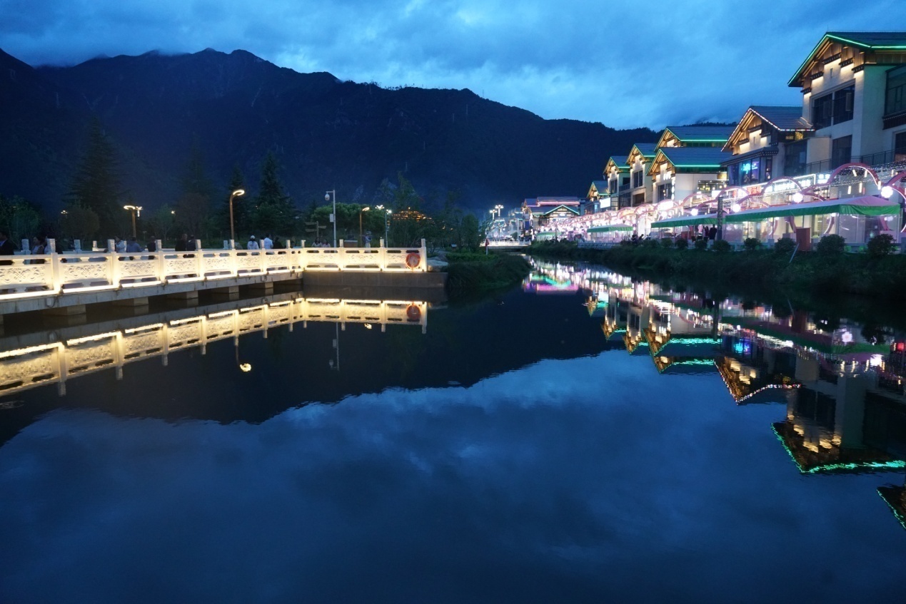 工布公園的夜景。人民網(wǎng)記者 益西康珠攝