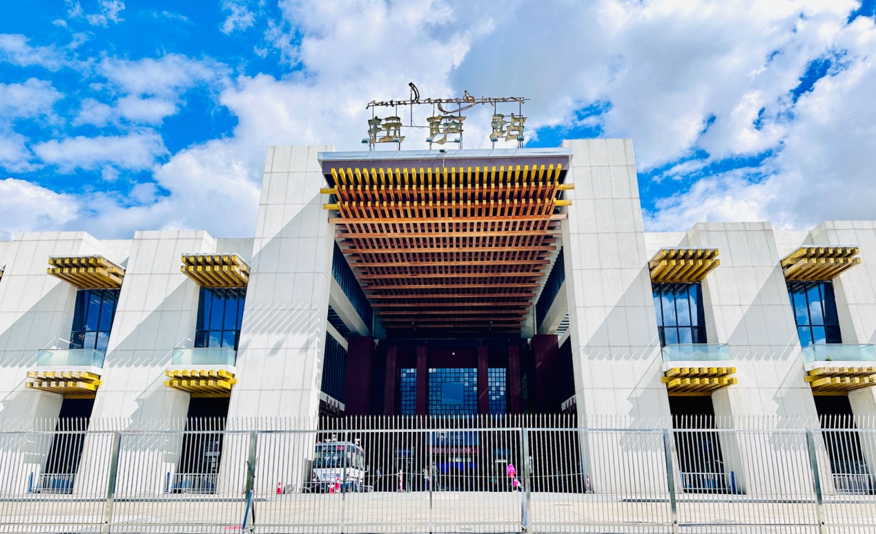 拉薩火車站。人民網(wǎng)記者 益西康珠攝