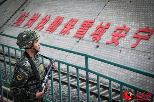 武警西藏總隊(duì)拉薩支隊(duì)執(zhí)勤八大隊(duì)官兵在鐵路旁執(zhí)勤。支翔宇 攝