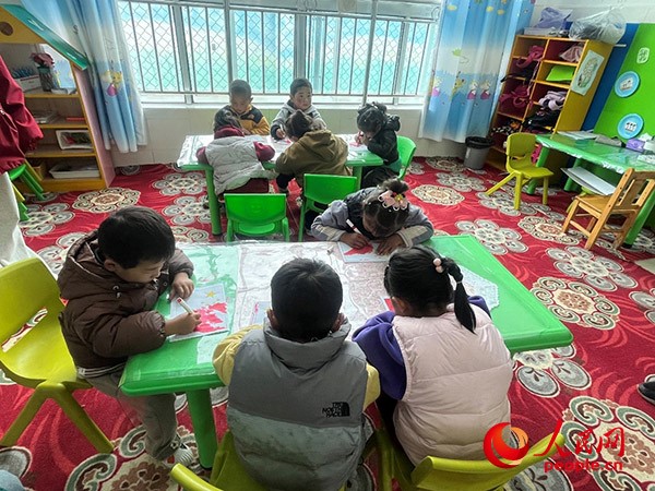 拉多村一所現(xiàn)代化幼兒園小班孩子們正在繪畫。張敏穎 攝