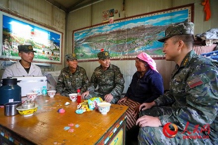 武警西藏總隊(duì)拉薩支隊(duì)執(zhí)勤八大隊(duì)官兵慰問藏族老人。何騰海 攝