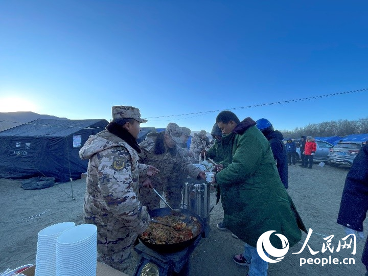 子弟兵為受災群眾分發(fā)早餐。人民網(wǎng)記者 郝潔攝