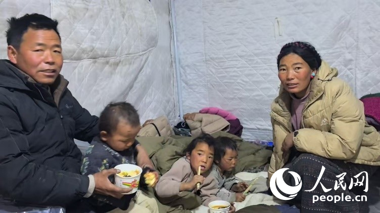 森嘎村村民扎西一家五口。人民網(wǎng)記者 吳雨仁攝