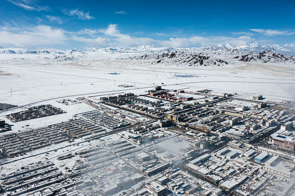 西藏阿里地區(qū)改則縣迎來初雪，銀裝素裹，美如畫卷。
