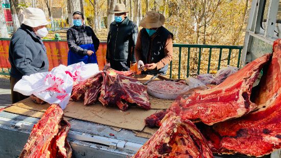 圖為市民正在買牛肉，本報記者 格桑倫珠攝(3737723)-20221201105107(1).jpg