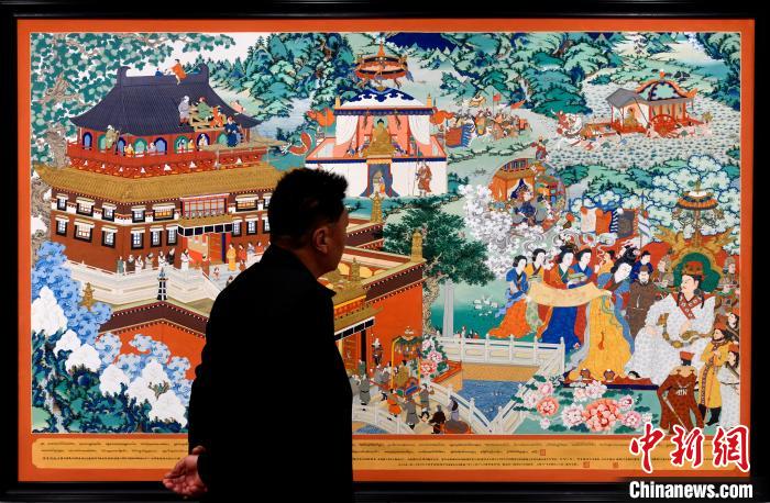 圖為5月16日，觀眾正在欣賞展覽中的新創(chuàng)唐卡作品?！±盍?攝