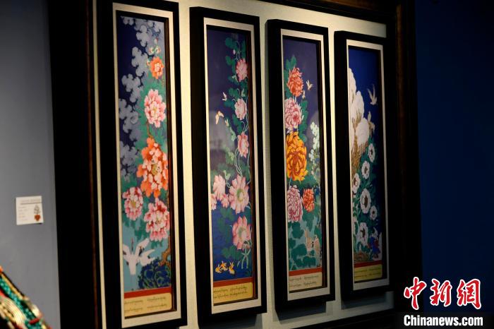 圖為5月16日，展覽中新創(chuàng)唐卡作品《四季花》?！±盍?攝